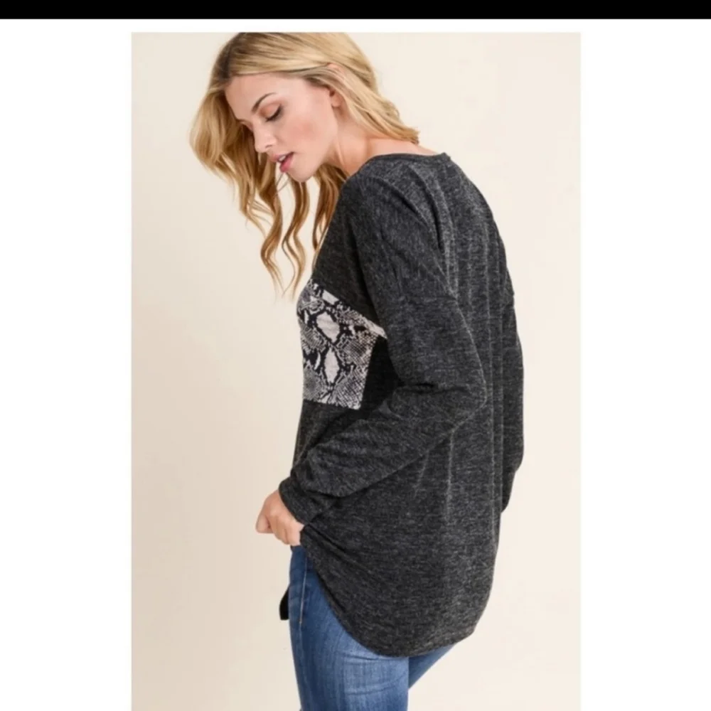 💜V-NECK SNAKE PRINT TOP-SWEATER. BUTTON FRONT-NEW - Picture 4 of 6